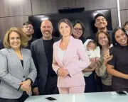 PL Mulher homenageia Michelle com boneca de papelão após saída