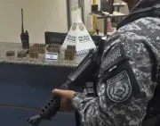 PM apreende dois fuzis e drogas em operação contra facções no Rio