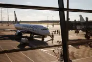 Pneu de avião da Ryanair se solta e rola em pista na Espanha