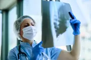 Pneumonia não começa no pulmão, mas na negligência aos sinais