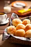 Pão de queijo brasileiro é servido no Louvre; veja segredo