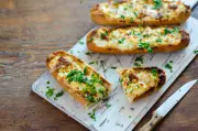 Pão recheado na airfryer: lanche rápido e crocante