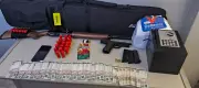 Polícia apreende armas, drogas e R$ 6 mil em Porangaba