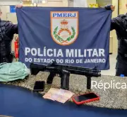 Polícia prende gerente do tráfico e apreende adolescente com réplica de fuzil em Angra