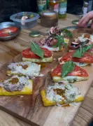 Polenta em 3 versões: mozzarella, brie e linguiça