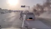 Policial salva homem de carro em chamas segundos antes de explosão