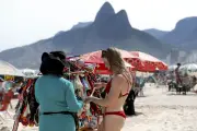 Polêmica em Copacabana: identificação de ambulantes divide prefeitura e moradores