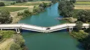 Ponte desabada na Grécia continua sendo usada por motoristas