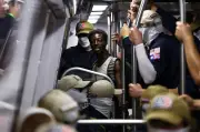 Por que EUA não vetam supremacistas brancos? Patriot Front marcha em 250 anos