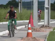 Postes da Neoenergia instalados no meio de ciclovia em Ipojuca geram risco de acidentes
