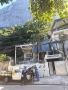 Prédio irregular começa a ser demolido após denúncias no Rio