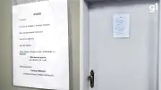 Prefeito viraliza com aviso na porta: 'Não precisa chamar de doutor'