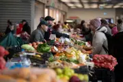 Preços mundiais dos alimentos têm ligeira queda em junho, diz FAO
