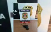 Preso com submetralhadora caseira escondida em carro em Bauru