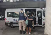 Preso e adolescente apreendido após roubo em ônibus em São Cristóvão