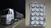 PRF apreende caminhão com 45 m³ de madeira irregular e anfetaminas em Caxias