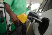 Procon-RJ autua 46,5% dos postos fiscalizados em 2026 sob cerco ao crime