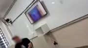 Professor demitido por exibir foto de aluno de 14 anos de cueca em sala