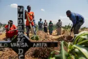 Profissionais de saúde treinam para ebola em SP enquanto Congo enfrenta surto
