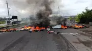 Protestos bloqueiam BR-101 no Recife pelo 3º dia por auxílio de R$ 2,5 mil