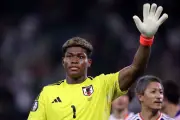 PSG mira goleiro japonês Zion Suzuki após desistir de Diogo Costa