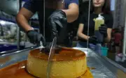 Pudim gigante de 5 kg viraliza e fatura R$ 25 mil em feiras de Goiânia
