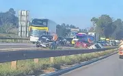 Quatro acidentes na Fernão Dias deixam duas pessoas feridas no Sul de Minas