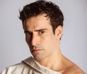 Ramiro Martinez, o Nacho de 'Jogada de Risco', fala sobre cena de nudez e carreira