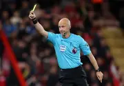 Árbitro Anthony Taylor anuncia aposentadoria após 20 anos de carreira