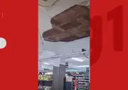 Reboco de teto cai em cliente de supermercado na Bahia