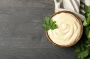 Receita de hambúrguer com cebola caramelizada e bacon: medida ideal de maionese