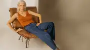 Redatora publicitária inicia carreira na moda aos 58 anos e combate etarismo