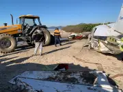 Remoção de avião que caiu em Navegantes é concluída após serragem de partes