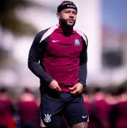 Renovação de Memphis Depay no Corinthians entra em momento decisivo