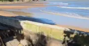 Ressaca derruba parte do calçadão da Boca da Barra em Rio das Ostras