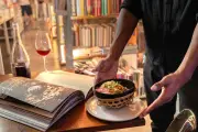 Restaurantes em livrarias: combo de comida e cultura em SP
