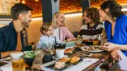 Restaurantes sem crianças: conforto ou exclusão? Tendência adults only divide opiniões
