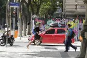 RJ tem alta de 22,7% em roubos de celular em 2025, na contramão do país