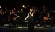 Roberta Sá emociona no Theatro Municipal com orquestra feminina