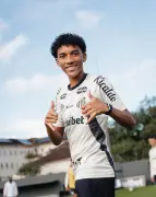 Robinho Jr. volta atrás e usa nome do pai após adotar Juninho