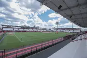 Roger, do Atlético-GO, recebe jornalista cego do GE e fala de inclusão