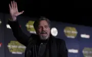 Sabre de luz de Luke Skywalker é vendido por US$ 3,75 milhões em leilão