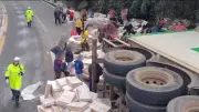 Saque a cargas após acidentes em rodovias do Paraná