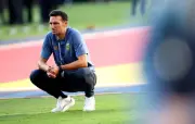 Scaloni chora ao colocar cargo em dúvida após Argentina perder final da Copa de 2026