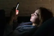 Segurança e privacidade lideram motivos para pais não darem celulares a filhos