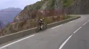 Sepp Kuss escapa de queda assustadora no Tour de France
