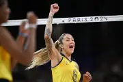 Sesc Mogi promove aula de vôlei com bicampeã olímpica Thaisa