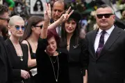 Sharon Osbourne enfrenta disputa por cinebiografia de Ozzy um ano após morte