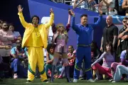 Show do intervalo da Copa se perde em excessos e exageros