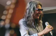 Simone foca no feminino em novo show com Ronaldo Fraga e Ana Frango Elétrico